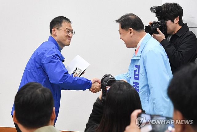 악수하는 김상욱과 김종훈