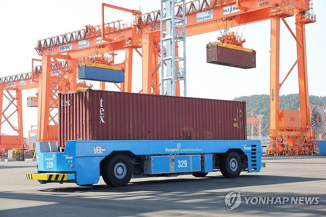 2023년 촬영한 컨테이너 옮기는 무인이송장비(AGV)