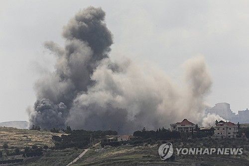 15일(현지시간) 이스라엘의 폭격에 의해 레바논 남부에서 연기가 피어오른 모습