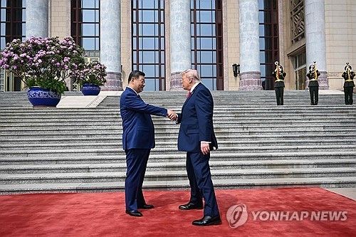 2026년 베이징 인민대회당에서 악수하는 시진핑 국가주석(왼쪽)과 트럼프 대통령 