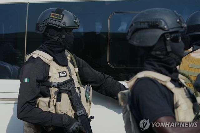 지난해 12월 나이지리아 민나에서 나이지리아군이 학생 납치사건이 발생한 지역을 순찰하고 있다. [AP=연합뉴스 자료사진. 재판매 및 DB 금지]