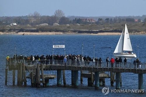 발트해에 좌초한 '티미'를 응원하는 시민들 [로이터 연합뉴스 자료사진] 