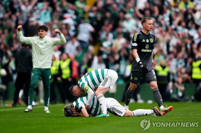 역전 결승골을 터트리고 감격하는 마에다 다이젠