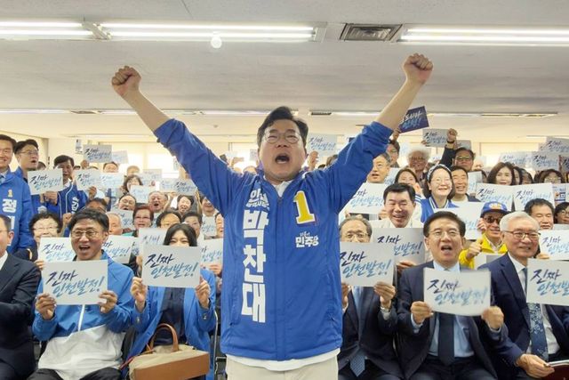 기념 촬영하는 더불어민주당 박찬대 인천시장 후보 