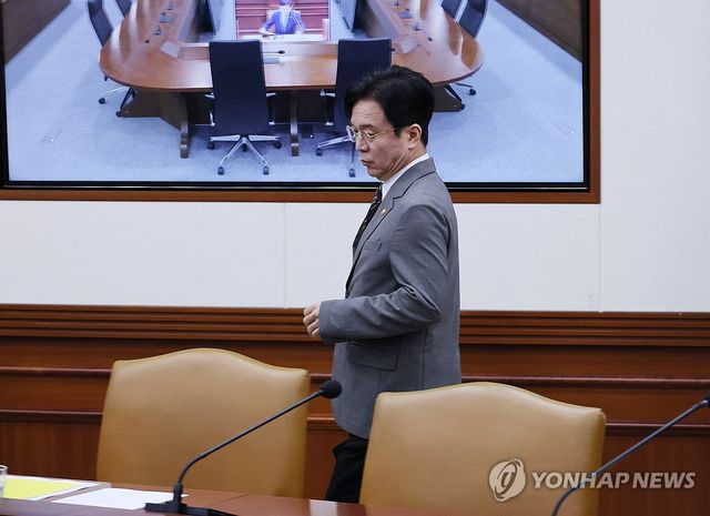 비상경제본부회의 참석하는 김영훈 고용노동부 장관