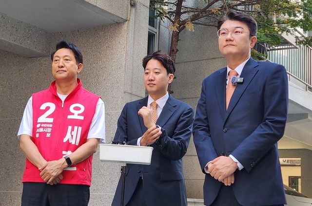 오세훈-이준석, 서울 노원구 공릉동 청년 원룸 방문