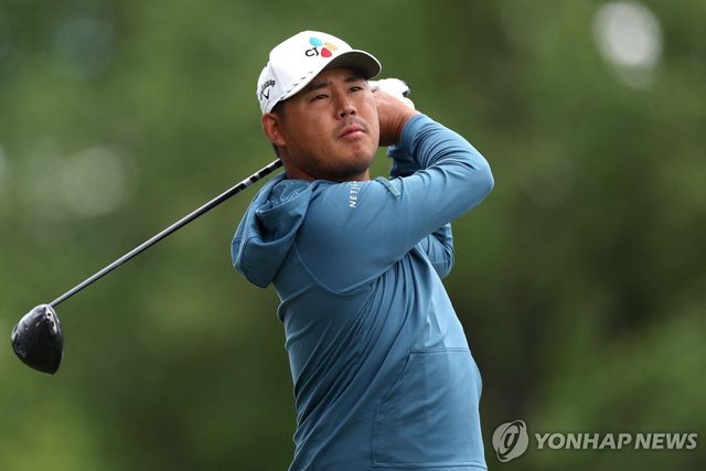 티샷 날리는 김시우