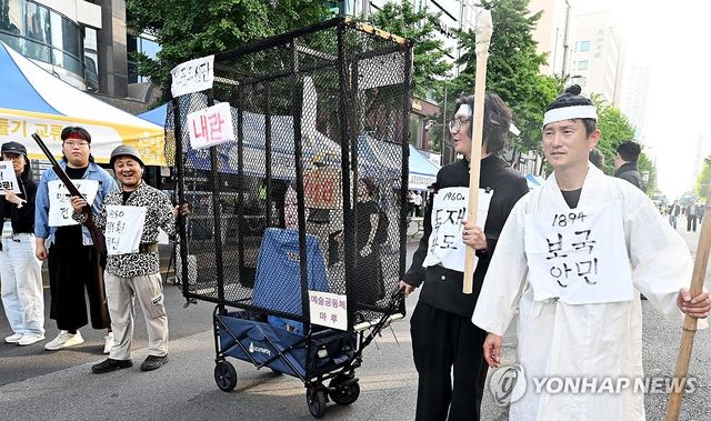 철장 안에 갇힌 윤석열 전 대통령 사진