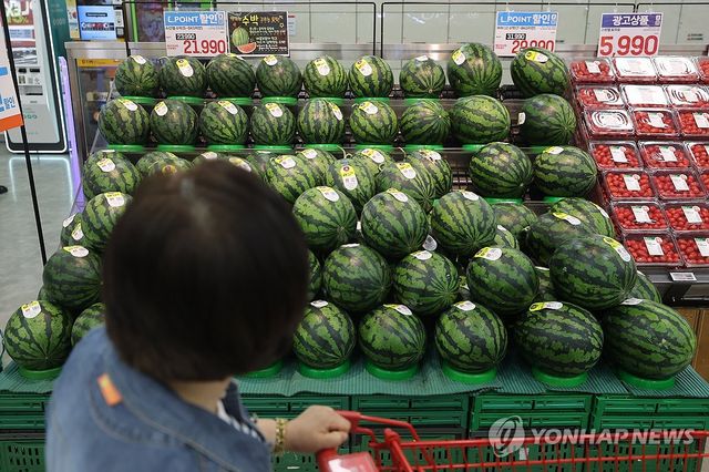 때 이른 더위에 수박 매출 증가