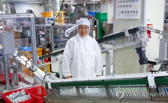 주사기 생산라인 살펴보는 정은경 보건복지부 장관