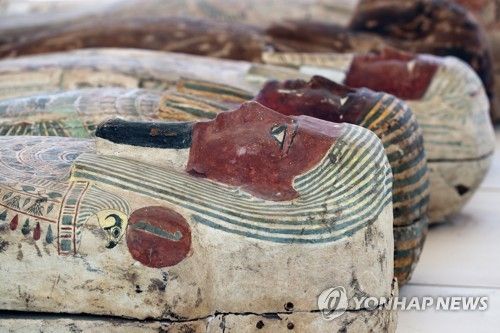 미라가 안치된 고대 이집트 석관들 