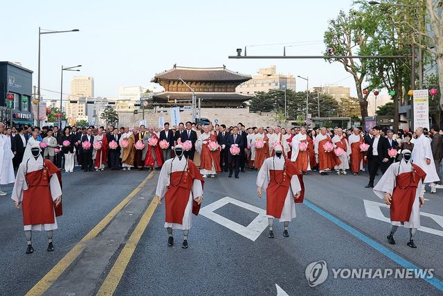흥인지문 앞 등장한 로봇스님