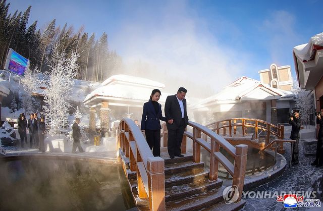 북, 백두산 인근 삼지연에 호텔 준공…김정은 "관광 대표도시로"