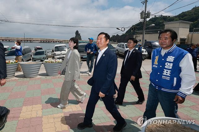 울릉군 저동 상점가 돌아보는 민주당 정청래 총괄상임선대위원장