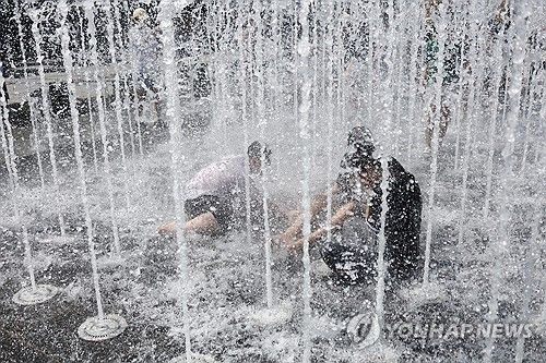 야외 분수에서 물놀이하는 모습