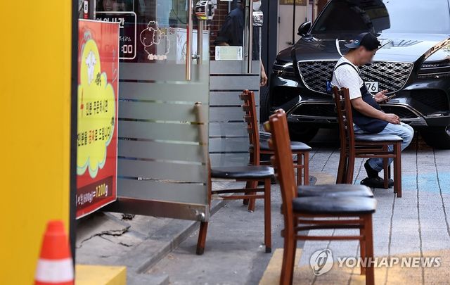 장기 불황에 대출로 버틴다…숙박·음식점업 대출 90조원 넘어