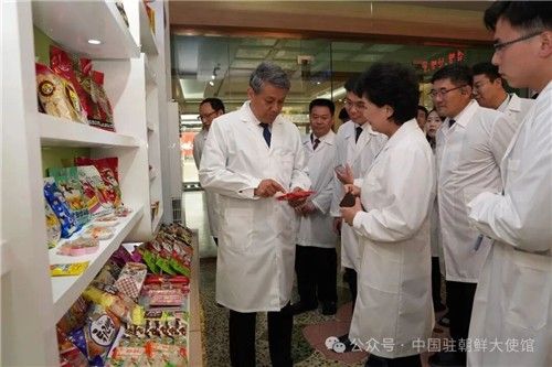 북한 강원도 원산 송도원종합식료공장 참관하는 왕야쥔 주북 중국대사