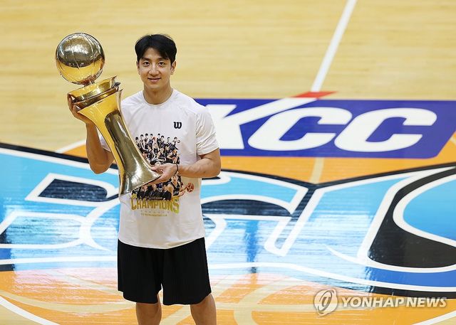 우승컵 선보이는 허훈