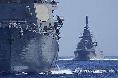 미군 함정(왼쪽)과 일본 자위대 함정