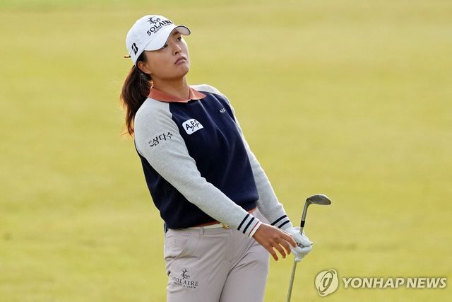 볼을 지켜보는 고진영