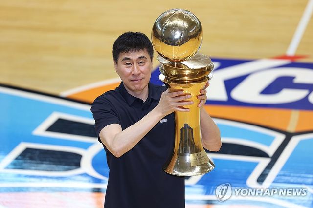 우승컵 들어 올리는 이상민 감독