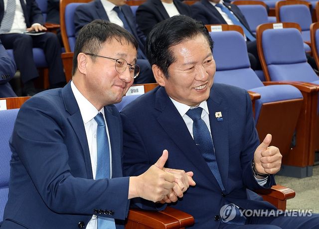 포즈 취하는 정청래-한병도