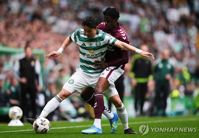 볼을 다투는 양현준