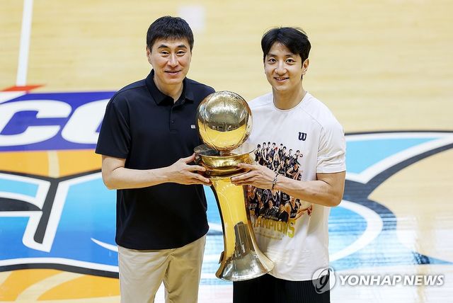우승컵 들어올리는 이상민 감독과 허훈