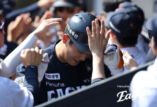 시즌 9호 홈런을 치고 축하받는 허인서