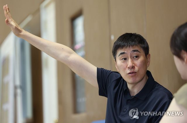인터뷰하는 부산 KCC 이상민 감독