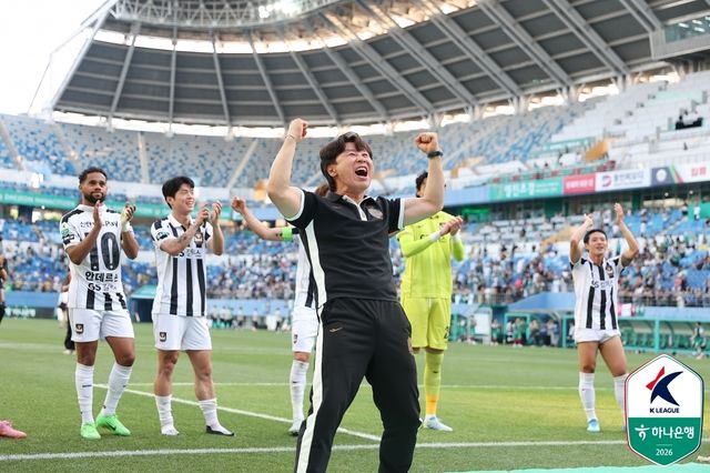 포효하는 FC서울 김기동 감독과 선수들