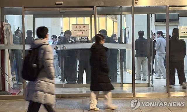 학원 건물에서 기다리는 학생들
