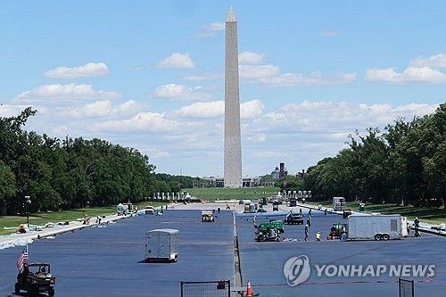 개보수 공사가 진행 중인 '리플렉팅 풀' 