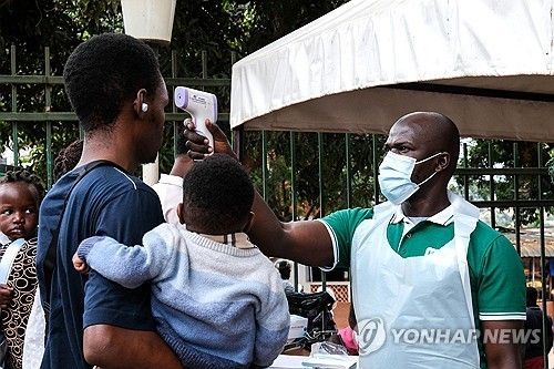 에볼라 발병이 확인된 민주콩고의 한 병원에서 방문객의 체온을 재는 모습 