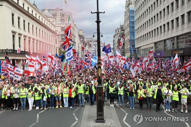 16일 극우 활동가 토미 로빈슨 지지자들이 런던 도심을 행진하고 있다