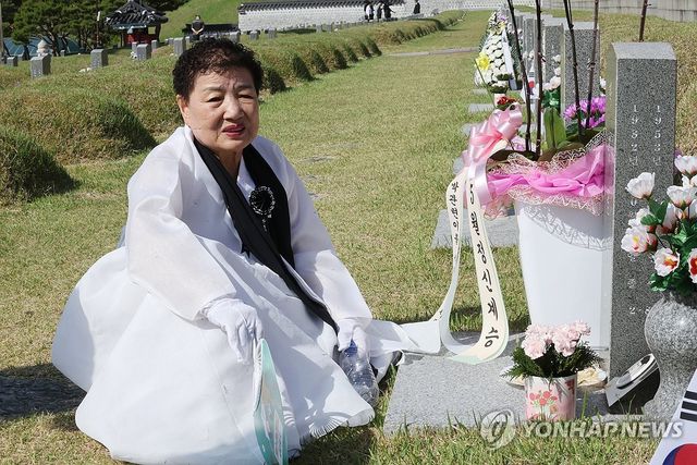그리운 동생 묘역 찾은 박관현 열사의 누나