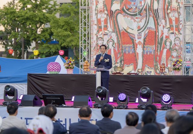 부처님오신날 연합봉축대법회에서 인사말 하는 우상호 후보