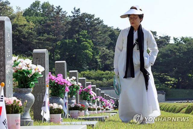 남편 묘역 찾은 오월어머니
