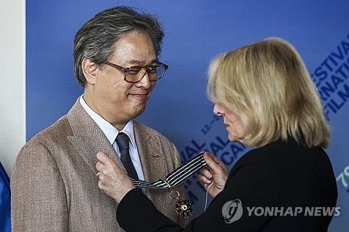 박찬욱 감독에게 훈장 수여하는 프랑스 문화 장관