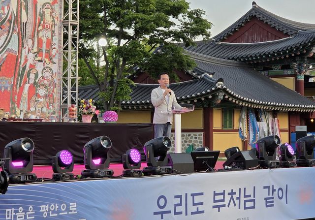 부처님오신날 연합봉축대법회에서 인사말 하는 김진태 후보