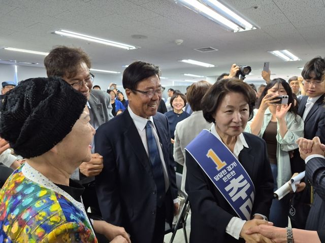 출범식에서 인사하는 추미애 후보