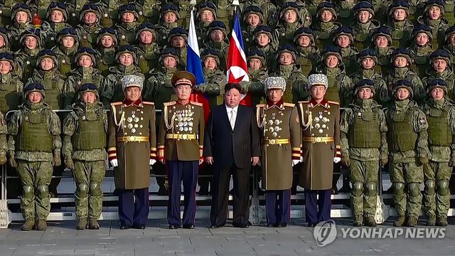 김정은, 당대회 기념 열병식 참가 부대와 기념촬영