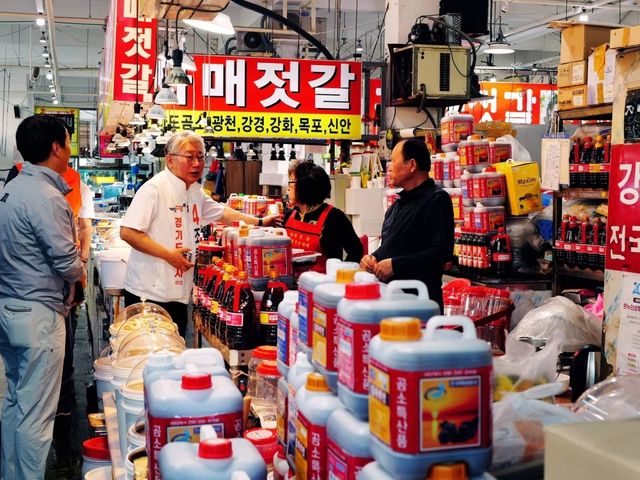 전통시장 돌며 인사하는 조응천 후보