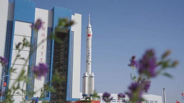 중국 유인우주선 선저우 23호 발사 준비