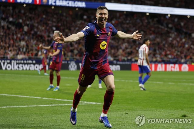 골 세리머니 하는 바르셀로나의 레반도프스키.