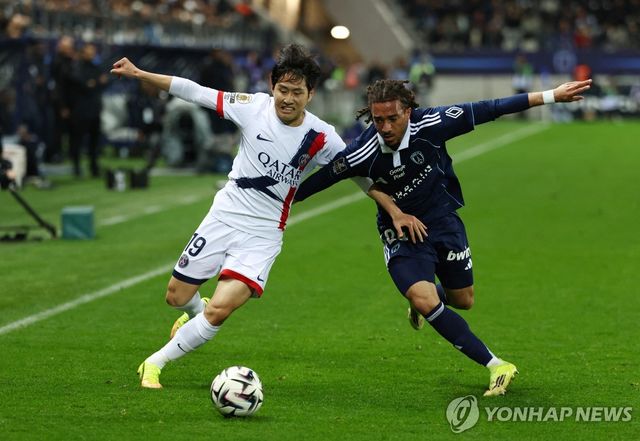 경합하는 이강인(왼쪽).