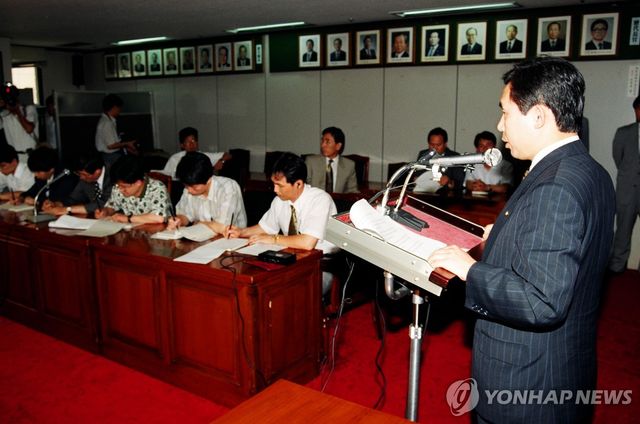 긴급조정권 발동 발표하는 노동장관