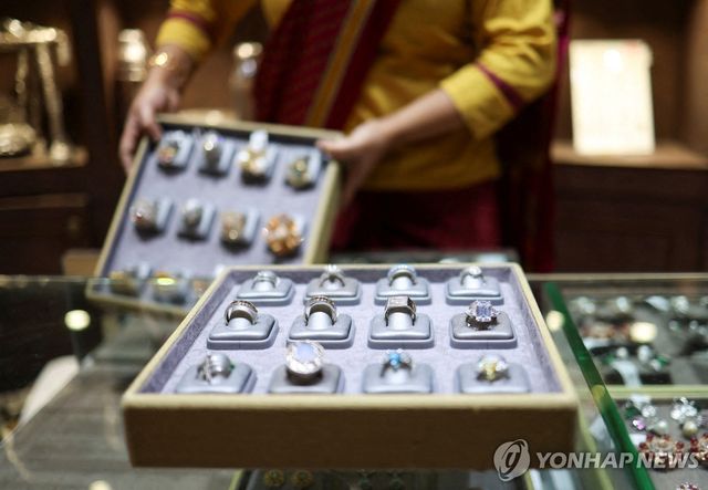 인도 콜카타의 한 귀금속 상점