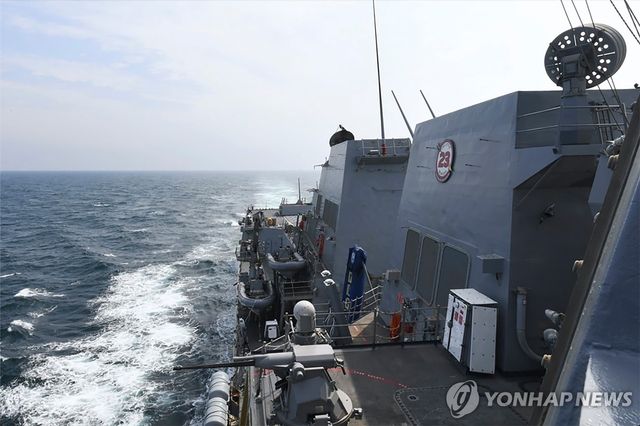 대만해협을 항행하는 미해군 구축함