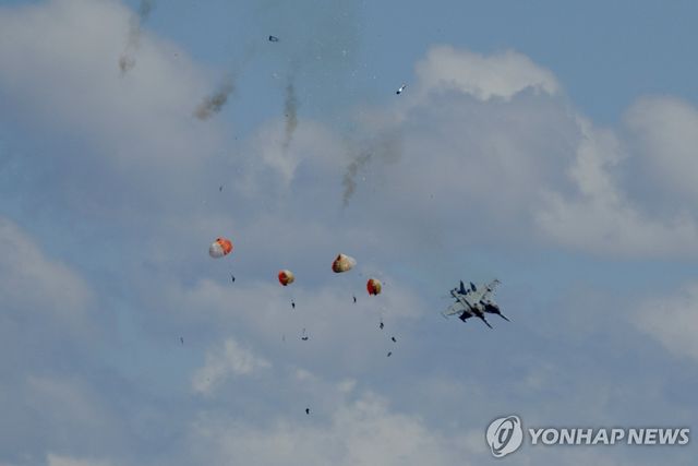 충돌한 전투기에서 낙하산을 펼치고 무사히 탈출하는 조종사들